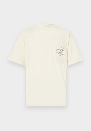 Tricou scurt cu mânecă, de culoare crem, confecționat din bumbac, prezentând un buzunar pe partea stângă a pieptului cu un grafic și text de culoare neagră.