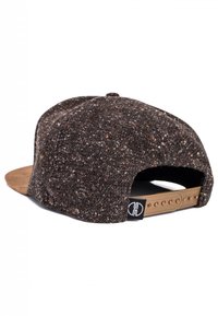 Barna gyapjú baseball sapka világosbarna suede karimával, texturált felülettel, műanyag snapback zárval és logó címkével az oldalán.