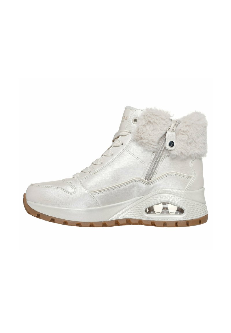 Sneakers alte in materiale sintetico bianco con colletto in pelliccia sintetica, allacciatura frontale e cerniera laterale. Borsa d'aria trasparente nella suola, suola esterna marrone testurizzata.