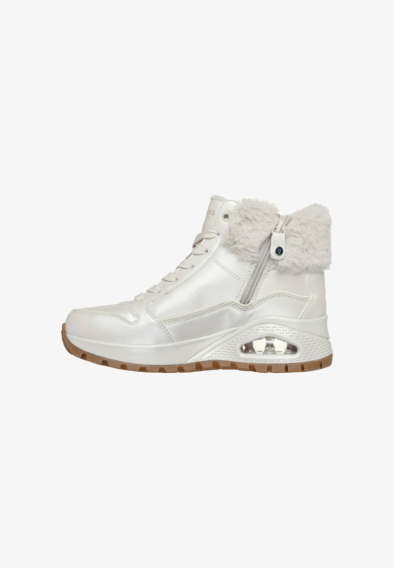 Sneakers alte in materiale sintetico bianco con colletto in pelliccia sintetica, allacciatura frontale e cerniera laterale. Borsa d'aria trasparente nella suola, suola esterna marrone testurizzata.