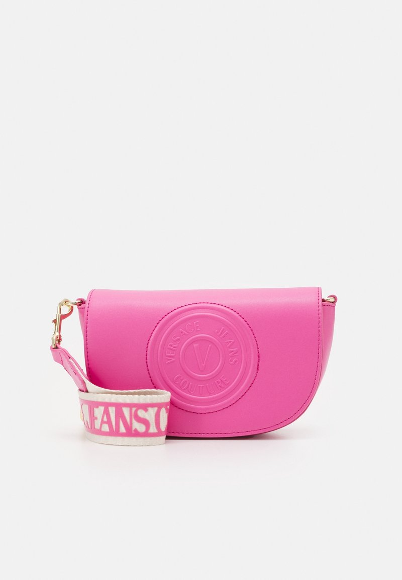 Rosa fusk läder crossbody-väska med en rundad klaff, präglad logotyp och ett avtagbart rem med en kontrasterande textdesign.