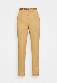 Pantalon kaki en coton, avec une coupe droite, taille haute, plis à l'avant, et une ceinture en cuir marron avec une boucle argentée.
