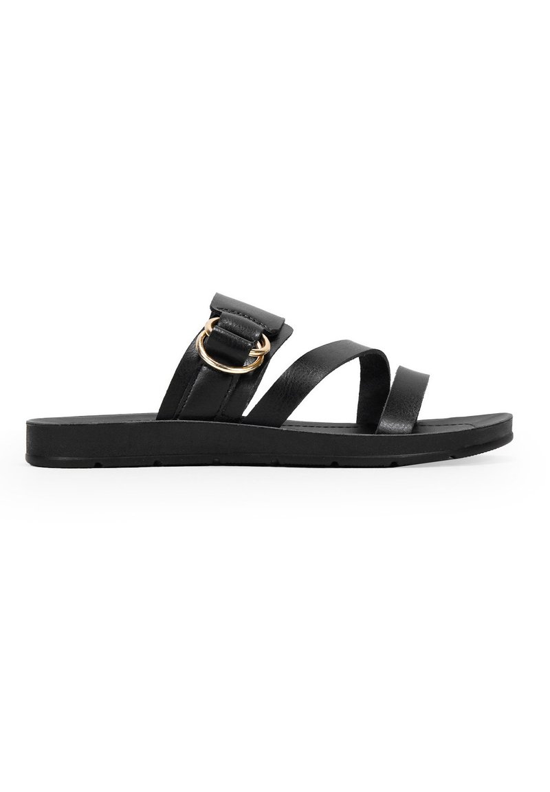 Sandal in pelle nera con due ampie cinghie, una decorata con un anello dorato. Suola piatta, design minimalista e texture liscia.