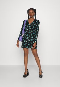 Vero Moda Petite VMBELLA GINNY MINI DRESS - Vestido de dia - black/bella