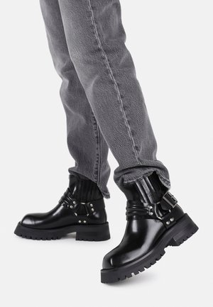 QUI-NN - Botines bajos - black