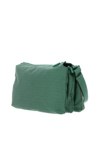 Sac en tissu vert avec un motif texturé, doté d'une fermeture éclair et d'une bandoulière réglable. Le design est compact avec des bords doux.