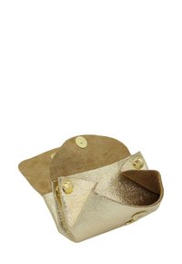 Petit porte-monnaie ouvert en cuir métallique doré avec boutons-pression et doublure intérieure en suède doux.