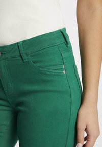 Morgan PETRA - Vaqueros slim fit - green