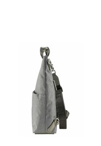 Borsa a spalla in tessuto grigio con design sottile, materiale texturizzato, tracolla regolabile e accenti hardware prominenti sul lato.