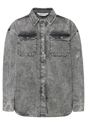 Graue Denim-Hemd mit leichter Ausbleichung, zwei Brusttaschen, Druckknöpfen und einem klassischen Kragen. Hat einen lockeren Schnitt und lange Ärmel.