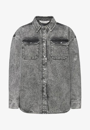 Grå denimskjorte med let fadese, to brystlommer, trykknapper og en klassisk krave. Den har en afslappet pasform og lange ærmer.