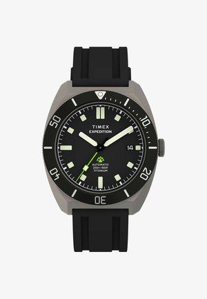 Zegarek Timex Expedition z czarną tarczą, świecącymi wskazówkami i znacznikami, czarną lunetą, wyświetlaczem daty oraz czarnym silikonowym paskiem.