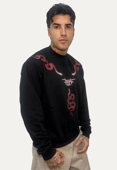 Felpa nera con grafiche di serpente rosso sul petto e sulle maniche, collo rotondo e tessuto strutturato. Dettaglio discreto del logo al centro.