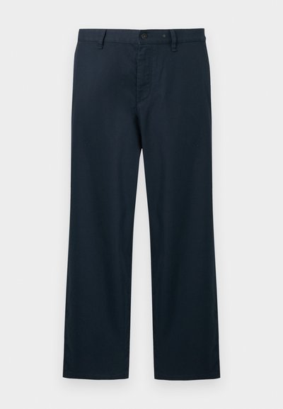 Μπλε ναυτικό παντελόνι με ίσια γραμμή, θηλιές ζώνης, κούμπωμα με κουμπί και μπροστινό φερμουάρ σε ανοιχτό φόντο.