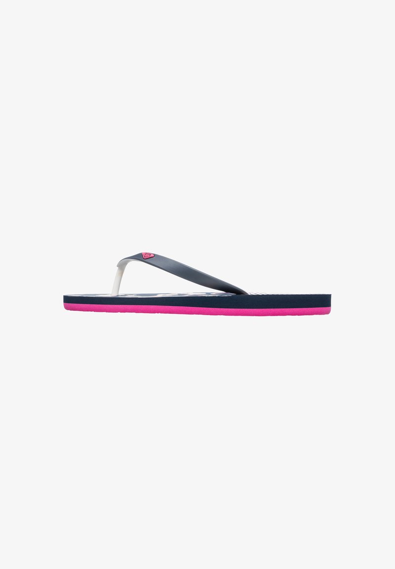 Blaue und pinke Flip-Flops mit Gummisohle, ausgestattet mit einem marineblauen Riemen und weißen Akzenten auf dem Fußbett. Flaches Design, lässiger Stil.