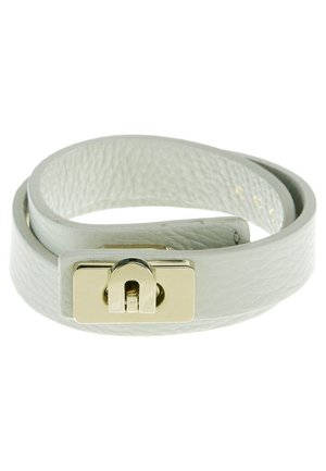 Hvid læder wrap-armbånd med tekstureret overflade og en rektangulær guldfarvet spænde med en buet udskæring.