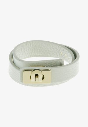 Hvid læder wrap-armbånd med tekstureret overflade og en rektangulær guldfarvet spænde med en buet udskæring.