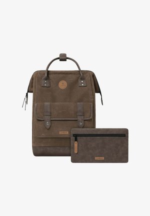 Brauner Canvas-Rucksack mit strukturiertem Design, zwei vorderen Riemen und einem passenden Reißverschlussetui. Verfügt über ein Logo-Element und Lederdetails.