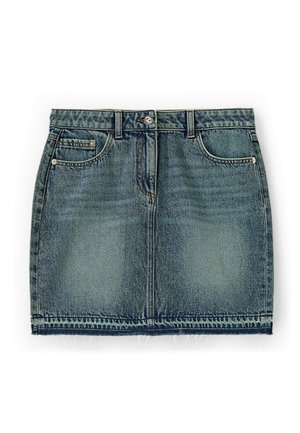 Blauwe denim minirok met voorzakken, riemlussen, knoopsluiting en licht vervaagde wassing op een witte achtergrond.