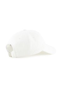 Gorra de béisbol blanca hecha de algodón. Cuenta con una visera curvada, correa ajustable en la parte trasera y un logo bordado en el costado.