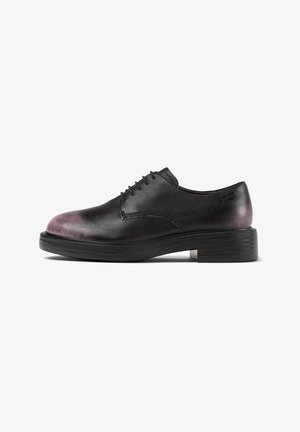 Schwarze Leder-Schnürschuhe mit runder Zehenform, die einen kontrastierenden lila Farbverlauf an der Zehe aufweisen, auf einer strapazierfähigen schwarzen Gummisohle.