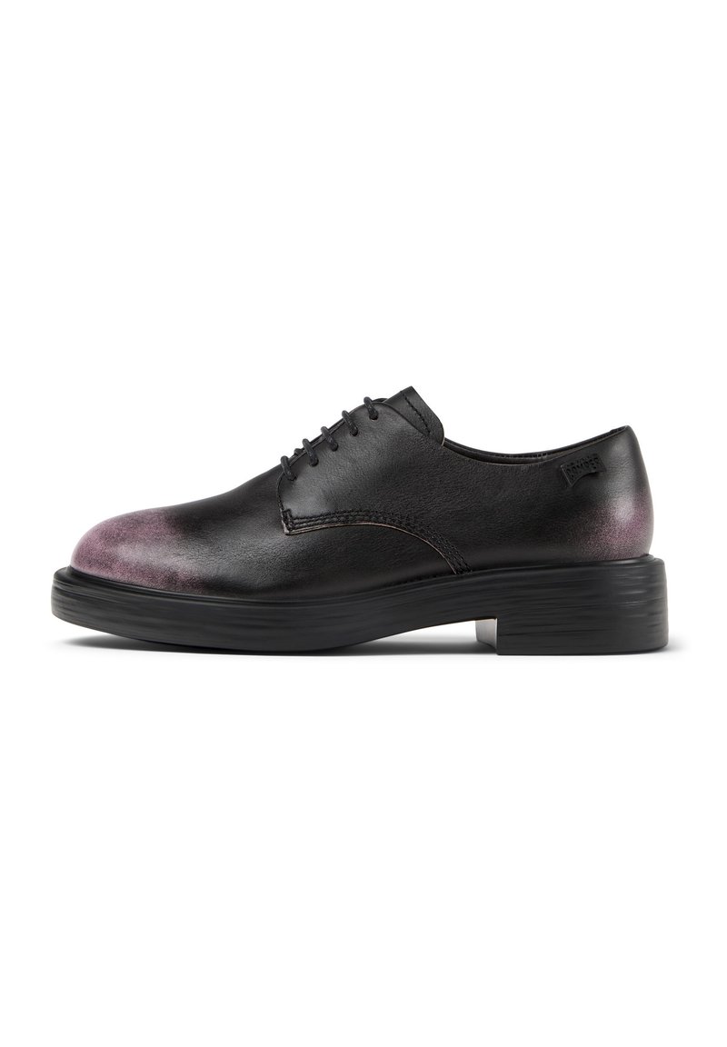 Schwarze Leder-Schnürschuhe mit runder Zehenform, die einen kontrastierenden lila Farbverlauf an der Zehe aufweisen, auf einer strapazierfähigen schwarzen Gummisohle.