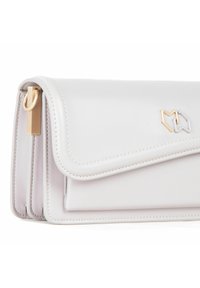 Hvid kunstlæderpung med guld hardware-detalje, der har en klaplukning og stikninger i kanterne. Logo-detaljen er i guld og sølv.