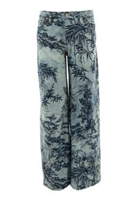Pantalones de mezclilla azules de pierna ancha con un estampado botánico en azul oscuro. Incluye bolsillos frontales y cierre de botón.