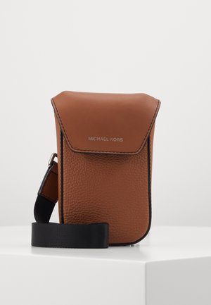 Brązowa teksturowana skórzana torba na ramię z klapką i czarnym regulowanym paskiem, logo Michael Kors na przedniej klapce.