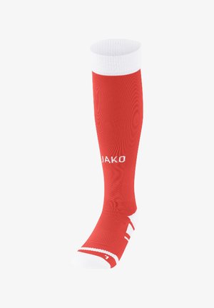 Rød sportsstrømpe med hvid kant, lavet af fugttransporterende materiale. Den har ribbet tekstur og logo detaljer på siden. Midt på læggen.