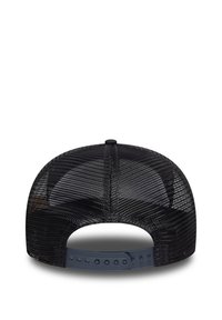 Zwarte mesh honkbalpet met een gebogen rand, verstelbare snapback sluiting en een gestructureerd oppervlak, met een effen binnenvoering.