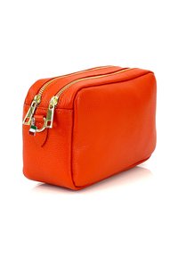 Oranger Leder-Kosmetiktasche mit rechteckiger Form, strukturiertem Oberflächenmaterial und zwei goldenen Reißverschlüssen. Besitzt einen kleinen Akzent am Reißverschluss-Zug. 