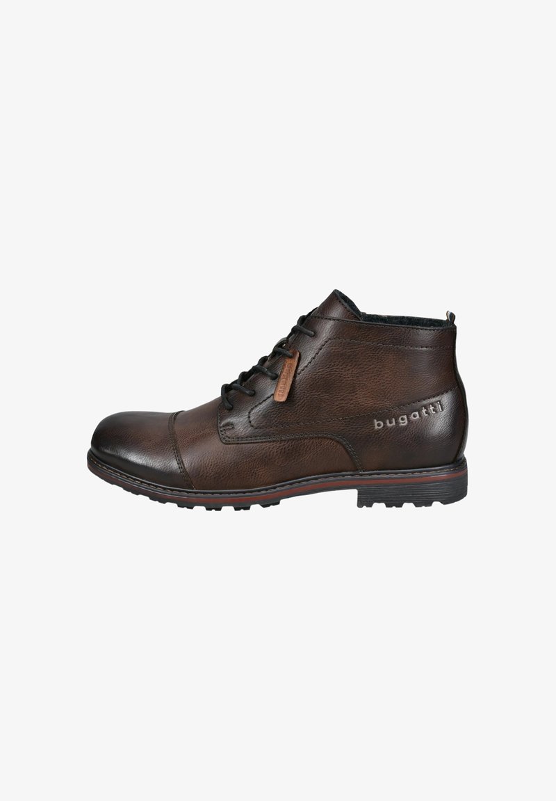 Bottines en cuir marron avec une finition texturée, bout rond, lacets noirs, et un détail de logo sur le côté. Semelles en caoutchouc pour une meilleure traction.