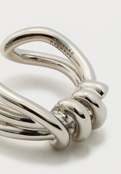 Brățară tip manșetă din metal argintiu, cu un design răsucit, având o suprafață netedă, lustruită și trei accente spirale proeminente.