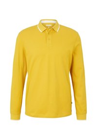 Gelbes langärmliges Polohemd mit weißem Kragen, Zwei-Knopf-Leiste und seitlichem Schlitz. Hergestellt aus strukturiertem, atmungsaktivem Stoff.