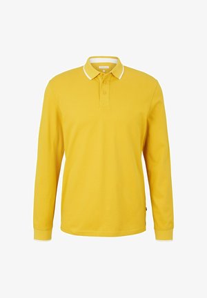 Polo giallo a maniche lunghe con colletto bianco, patta a due bottoni e spacchi laterali. Realizzato in tessuto testurizzato e traspirante.