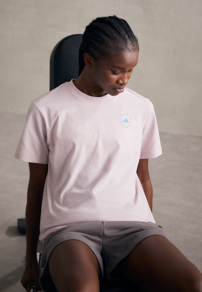 adidas by Stella McCartney - ADIDAS BY STELLA MCCARTNEY TRUECASUALS REGULAR SPORTSWEAR - T-shirt basique - new rose, Agrandir