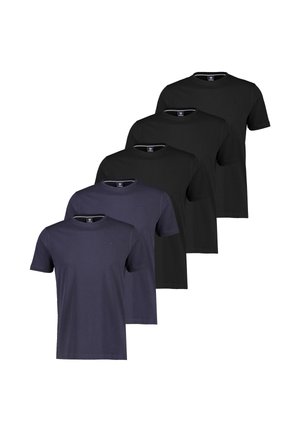 Fünf schlichte T-Shirts mit Rundhalsausschnitt in Schwarz und Marineblau, diagonal auf weißem Hintergrund gestapelt.