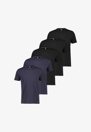 Pięć gładkich T-shirtów z okrągłym dekoltem, w kolorze czarnym i granatowym, ułożonych diagonalnie na białym tle.
