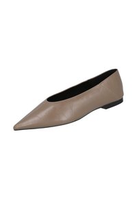 Zapato plano de punta en piel taupe con suela negra baja y un simple detalle de costura en el talón.