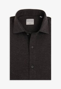 Tummanruskea slim-fit-paita, jossa on pehmeä, teksturoitu kangas, napitettava kaulus ja kolme etunappia. Merkillä on tekstinä "DAN JOHN".