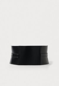 Cinto largo de couro sintético preto com um acabamento suave, apresentando duas tiras verticais e um design estruturado para um ajuste justo.
