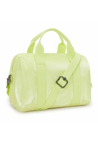 Neon keltainen, kiiltävä käsilaukku, jossa on kaksi kahvaa ja irrotettava olkahihna. Ominaisuuksina neliömäinen metallikoriste ja sileä pinta.