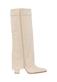 Hoge beige leren laars met blokhak en rits aan de zijkant, met een banddetail vlak bij de bovenkant.
