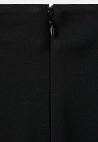 Vêtement noir avec une fermeture éclair verticale à l'arrière, fabriqué en tissu doux et extensible. La texture est lisse avec un minimum de détails.