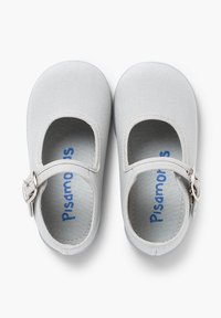 Zapatos Mary Jane de lona gris con punta redonda, cierre lateral de hebilla y logo interior azul. Suelas planas con textura suave.