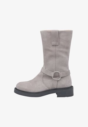 Grå ruskindsankelstøvle med en rund metalringdetalje, en flad sort sål og et tonalt bånd omkring anklen. Glat tekstur hele vejen igennem.