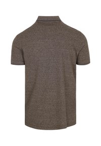 Bruine polo met korte mouwen en een kraag, met een subtiele textuur en contrasterende stiksels langs de kraag en de rand van de mouwen.