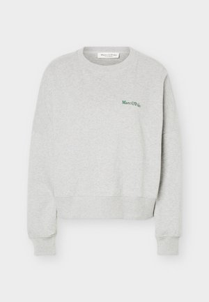 Ανοιχτό γκρι φούτερ με στρογγυλή λαιμόκοψη και μακριά μανίκια, με το λογότυπο "Marc O’Polo" σε μικρό πράσινο κείμενο στο αριστερό στήθος.