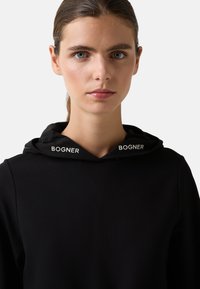 Czarna bluza z kapturem z logo "BOGNER" na kapture, gładka tekstura, prosty design i minimalistyczny, nowoczesny wygląd.